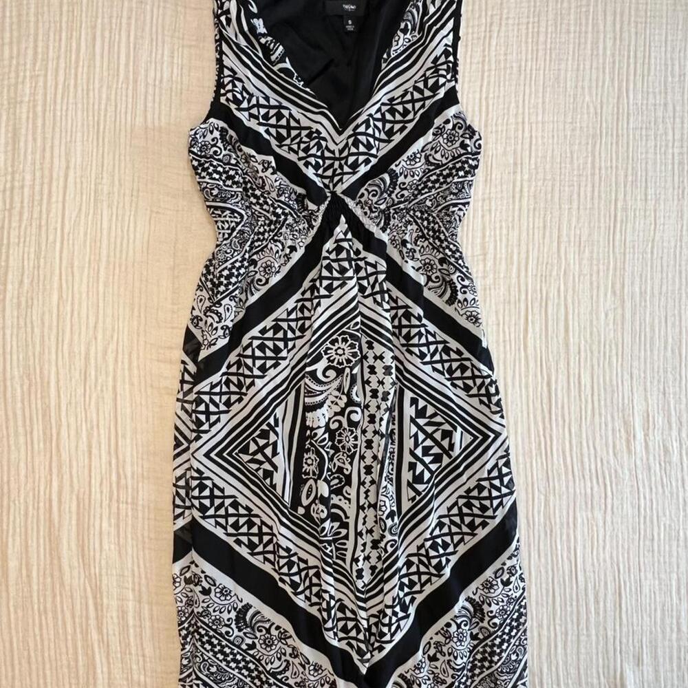 Mossimo black and white V-neck sleeveless midi dress